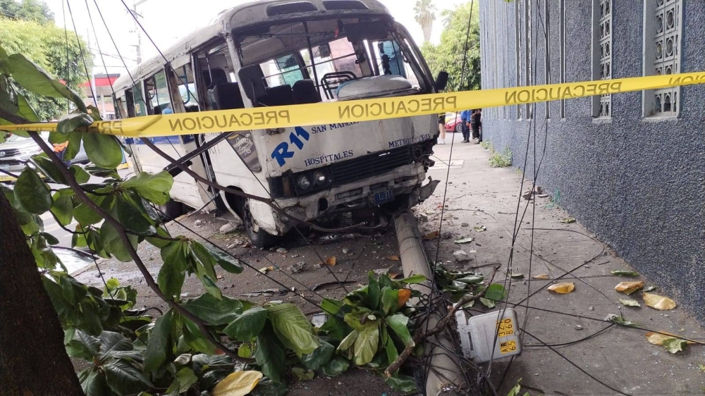 PNC reporta 15 lesionados tras choque de microbús en San Jacinto