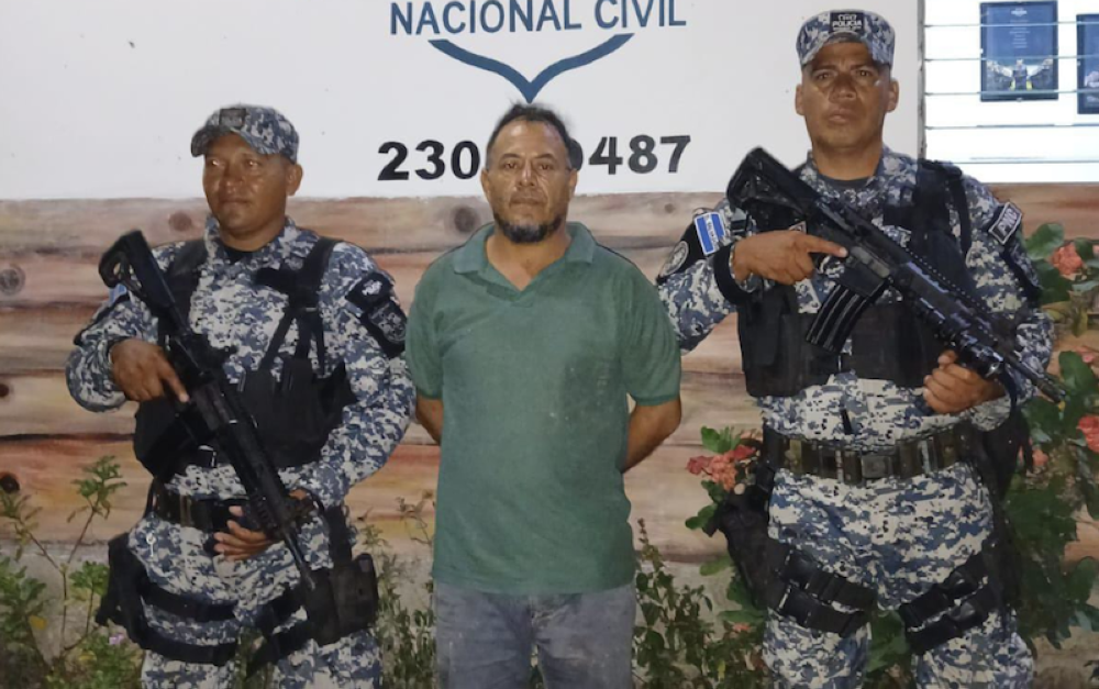 Capturan a sujeto por atacar con corvo a su pareja en Chalatenango