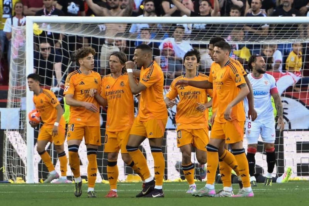 Real Madrid vence 2-0 al Sevilla, que jugó con nueve