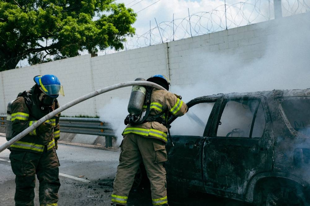 Bomberos sofocan incendio en vehículo en el redondel Claudia Lars