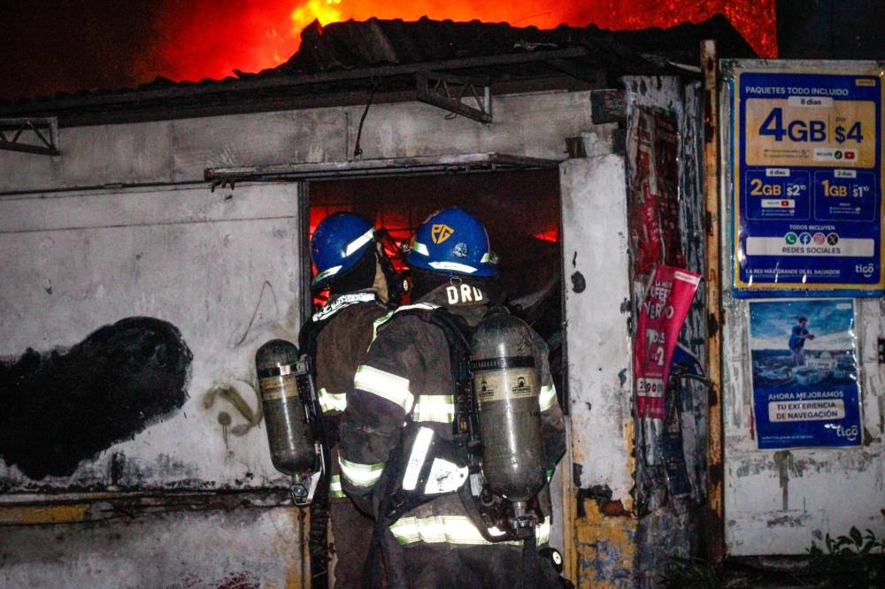 Incendio destruye tres locales comerciales en barrio Lourdes de San Salvador