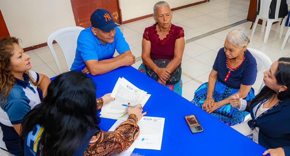 Gobierno entrega 19 escrituras a familias de Ciudad Arce que ya habían pagado sus terrenos a lotificadoras