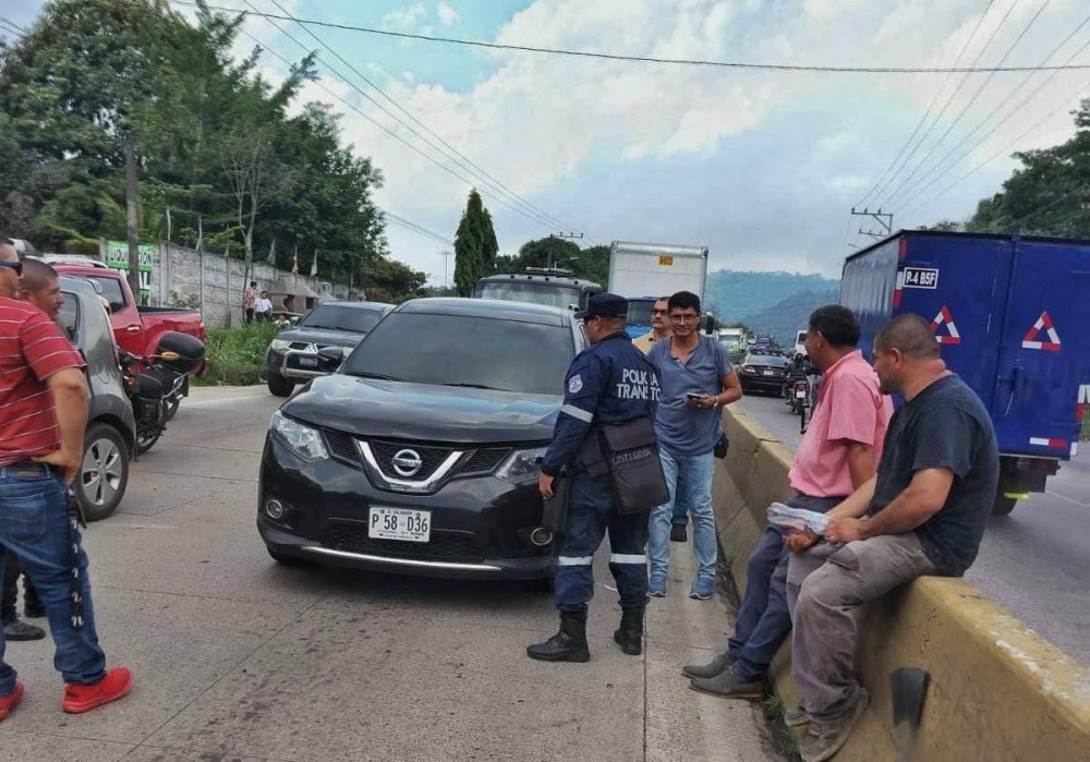 Conductor que manejaba a excesiva velocidad provoca choque entre siete vehículos en Los Chorros
