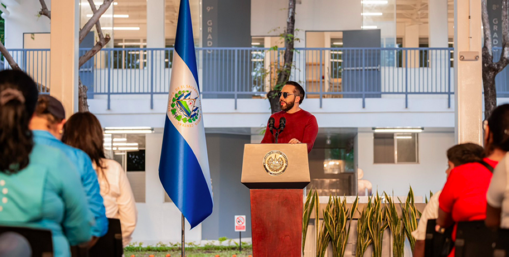 Bukele lanza programa «Dos escuelas por día»