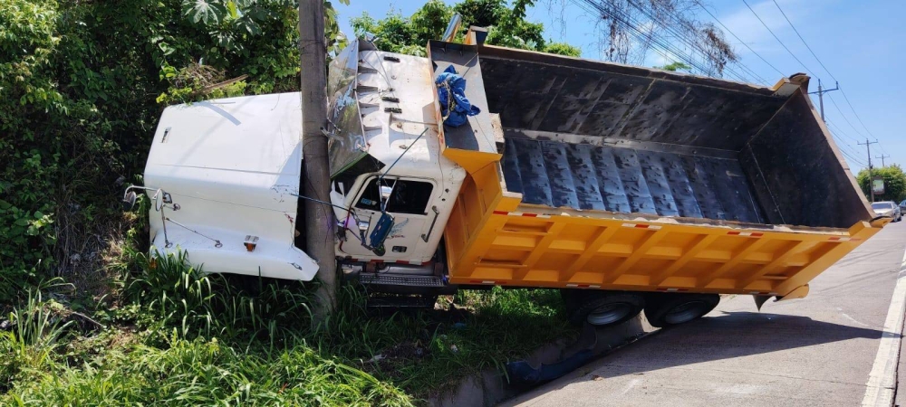 Racha de accidentes este viernes dejan un camión volcado y una persona atropellada