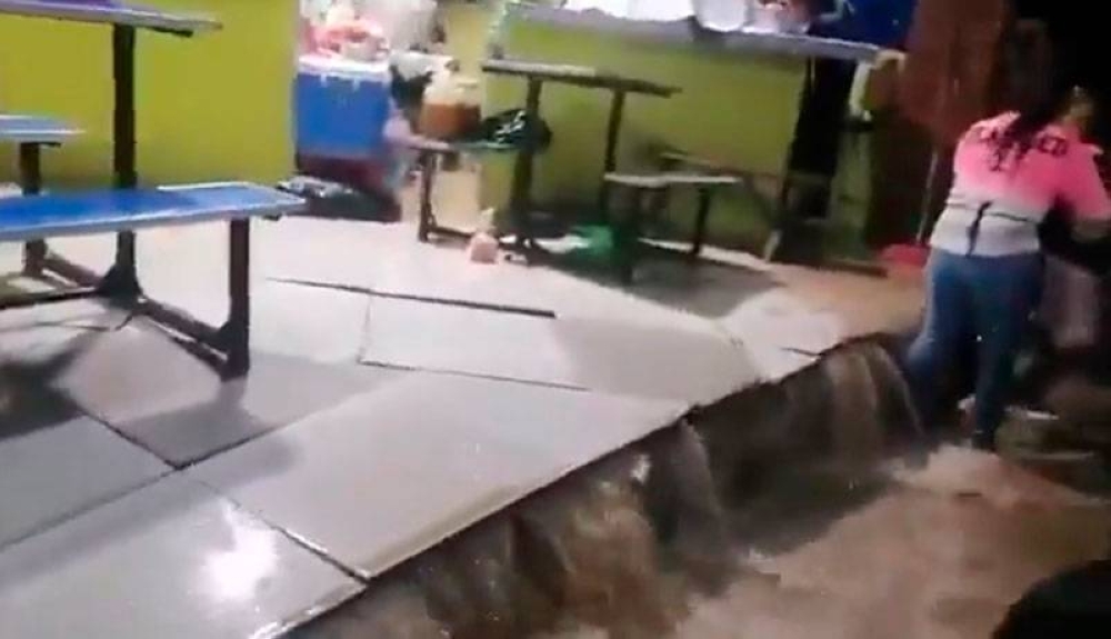 Fuertes lluvias causan inundación en el pupusódromo de Olocuilta