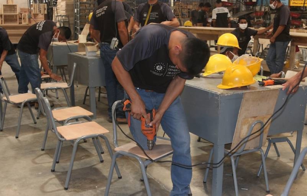 Reos fabrican 2,000 pupitres por día para las escuelas que se reconstruyen