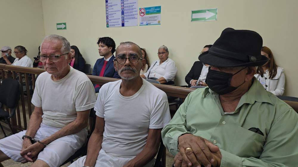 Suspenden juicio contra supuestos exmiembros de escuadrón de la muerte por masacre de San Andrés