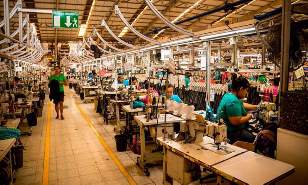Industriales satisfechos por aumento a salario mínimo y descartan despedidos