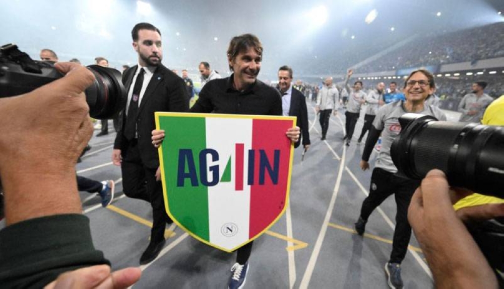 Conte se queda en el Nápoles