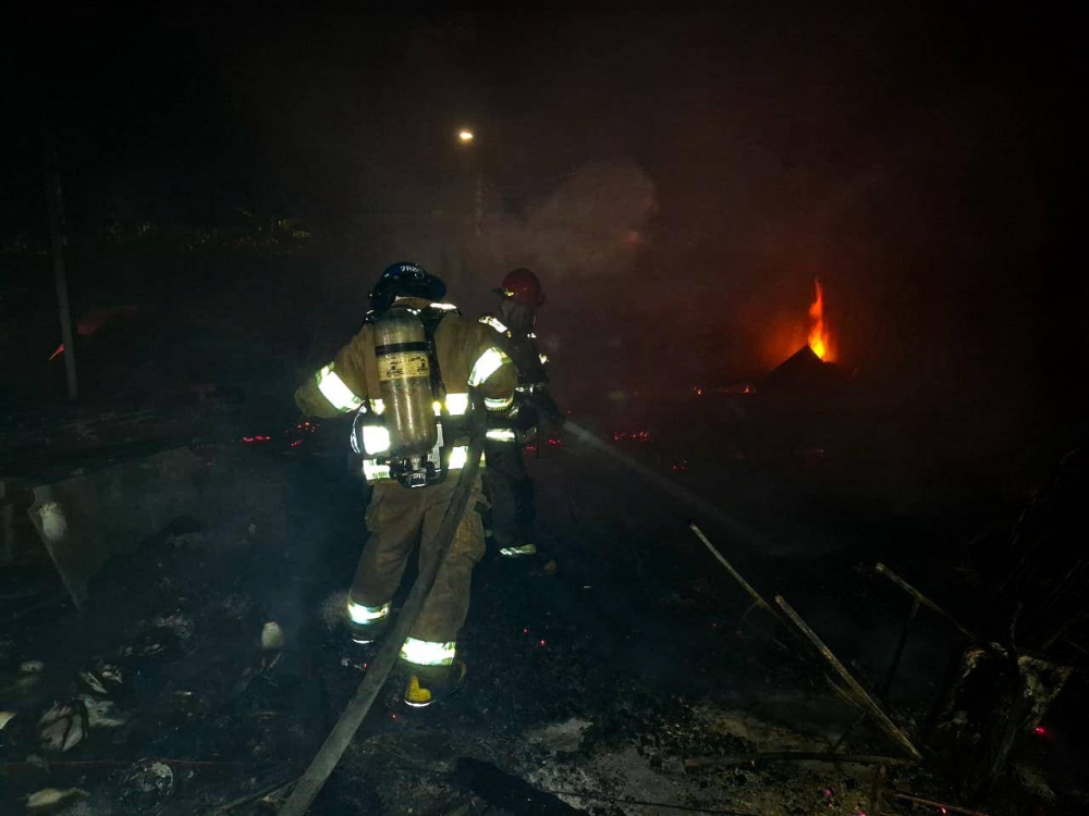 Incendio consume carpintería en Santa Ana en las primeras horas de este viernes