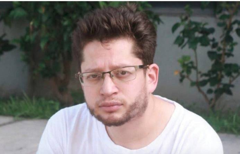 Dictan nuevas órdenes de detención a un hombre acusado de estafar $23,500 con inversiones falsas