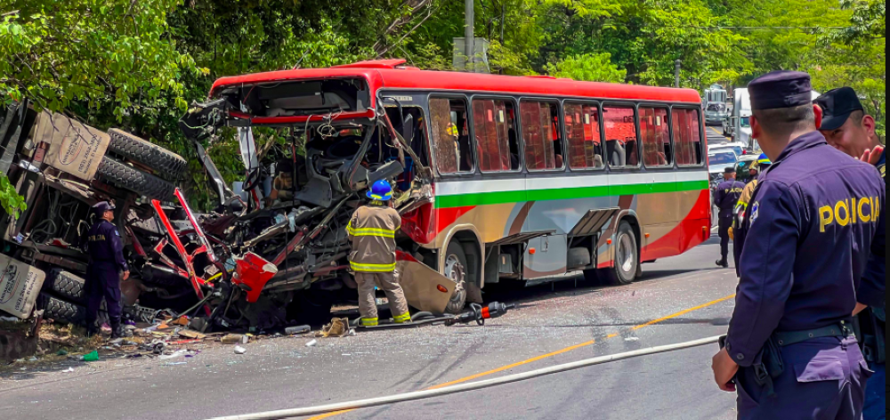 Muere conductor y resultan lesionadas nueve personas en aparatoso accidente en Morazán