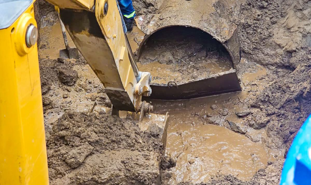 ANDA repara daño en tubería principal de 40 pulgadas y restablece gradualmente agua a sectores del área metropolitana de San Salvador