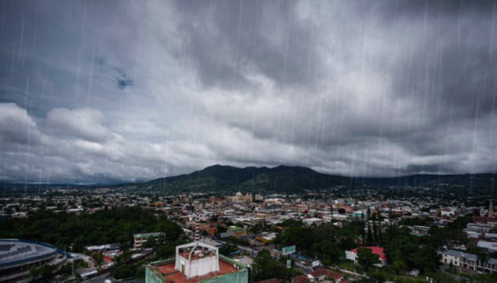 Pronostican tormentas con actividad eléctrica por influencia de onda tropical desde la tarde del domingo
