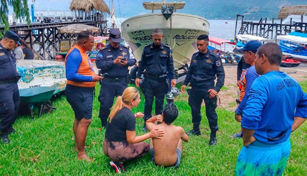 Rescatan a dos menores de ahogarse en el Lago de Coatepeque