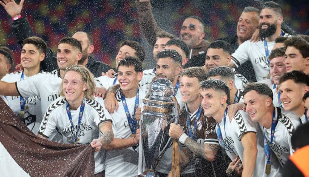 Platense celebra su primer título de Primera División en Argentina
