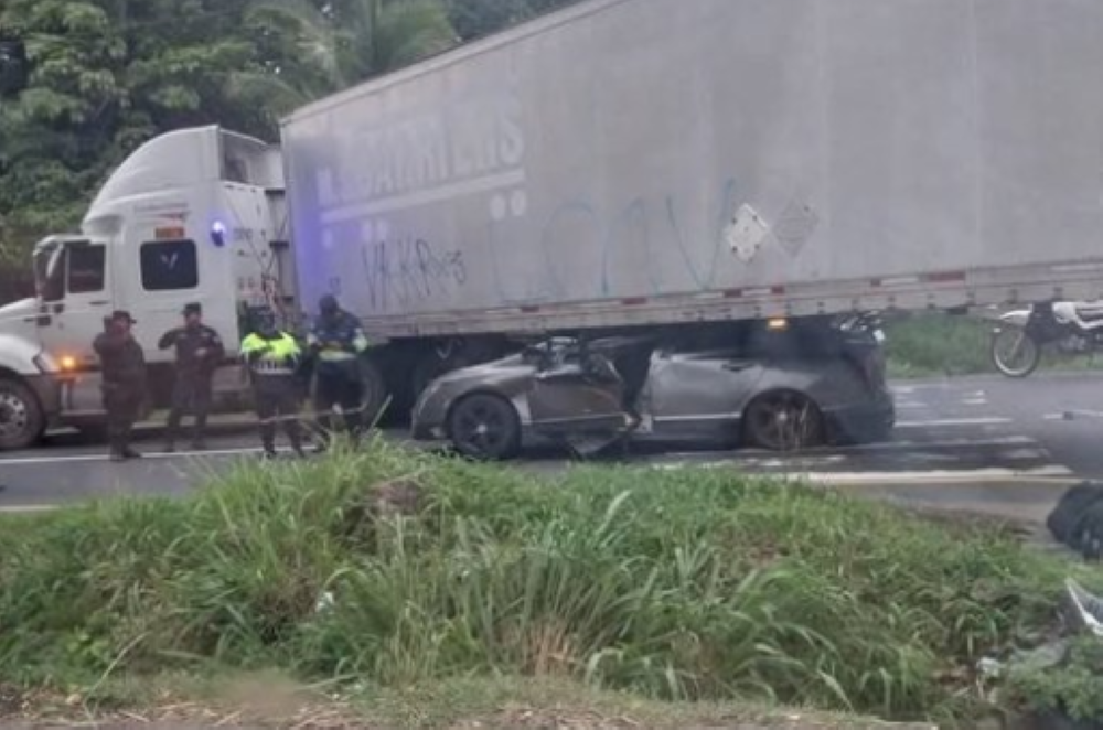 Vehículo queda atrapado bajo una rastra tras fuerte choque en Santa Ana