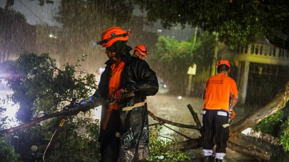 Reportan inundaciones en Santa Ana por intensas lluvias y árboles caídos en AMSS
