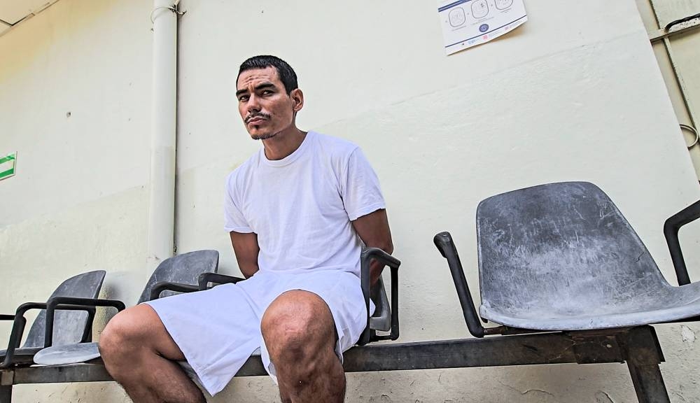 Hombre que cortó manos a mujer seguirá detenido por intento de feminicidio