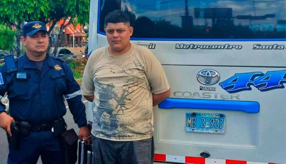 Capturan a motorista de la ruta 44 que mató a motociclista en San Salvador