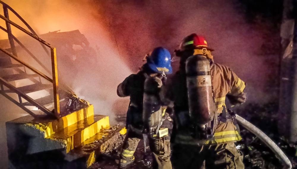 Un vehículo se incendia en residencial Ciudad Real en Santa Ana