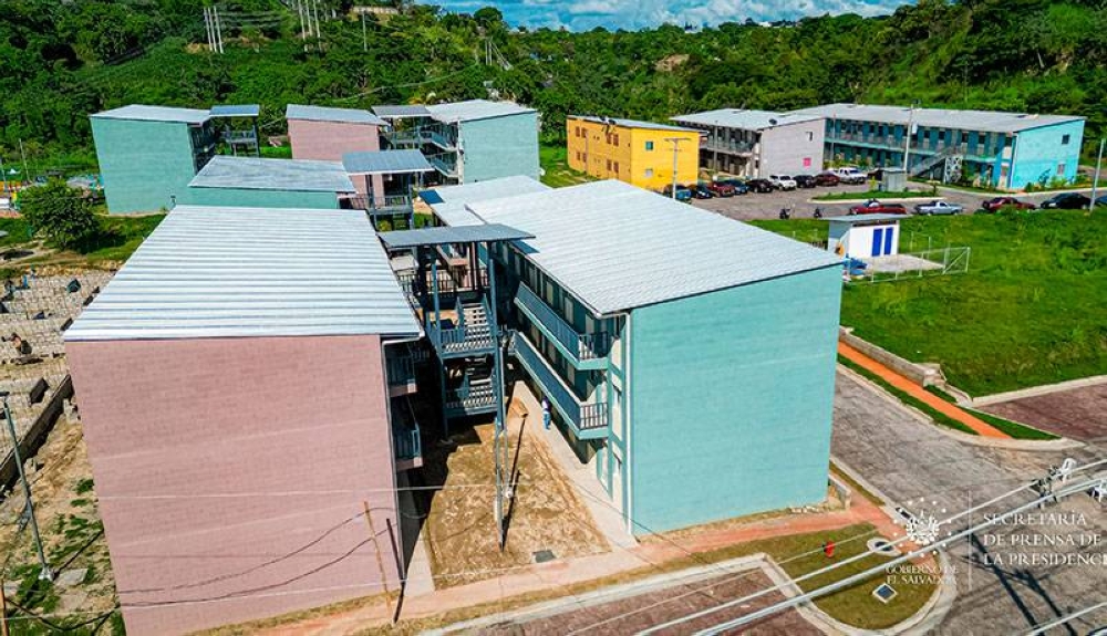 Gobierno entrega viviendas a 33 familias que vivían en zonas de alto riesgo en San Salvador