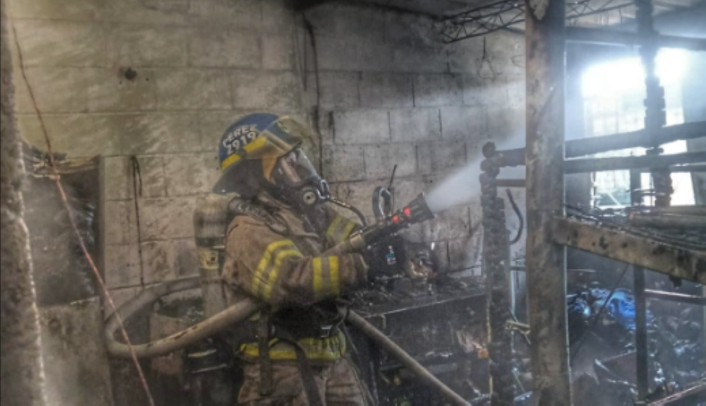 Aparatoso incendio consume vivienda de comunidad en colonia Escalón