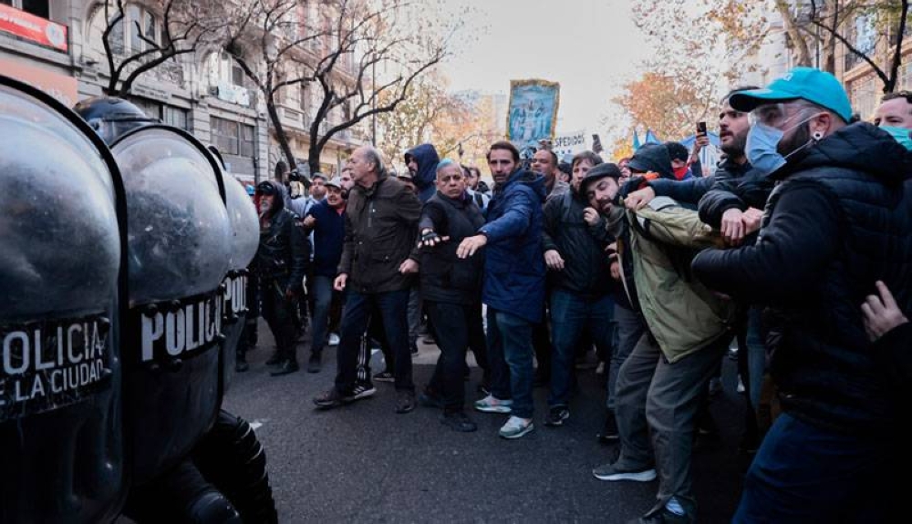 Miles de manifestantes marchan hacia la Casa de Gobierno por condena a Cristina Fernández