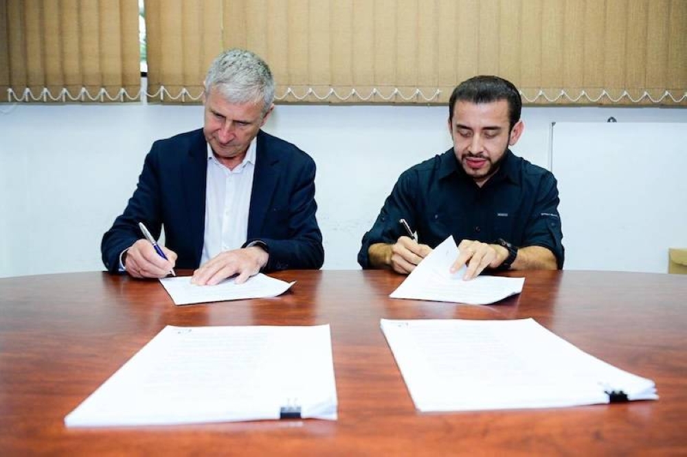 Obras Públicas firma contrato para reconstrucción de mercados de Santa Ana y San Miguel