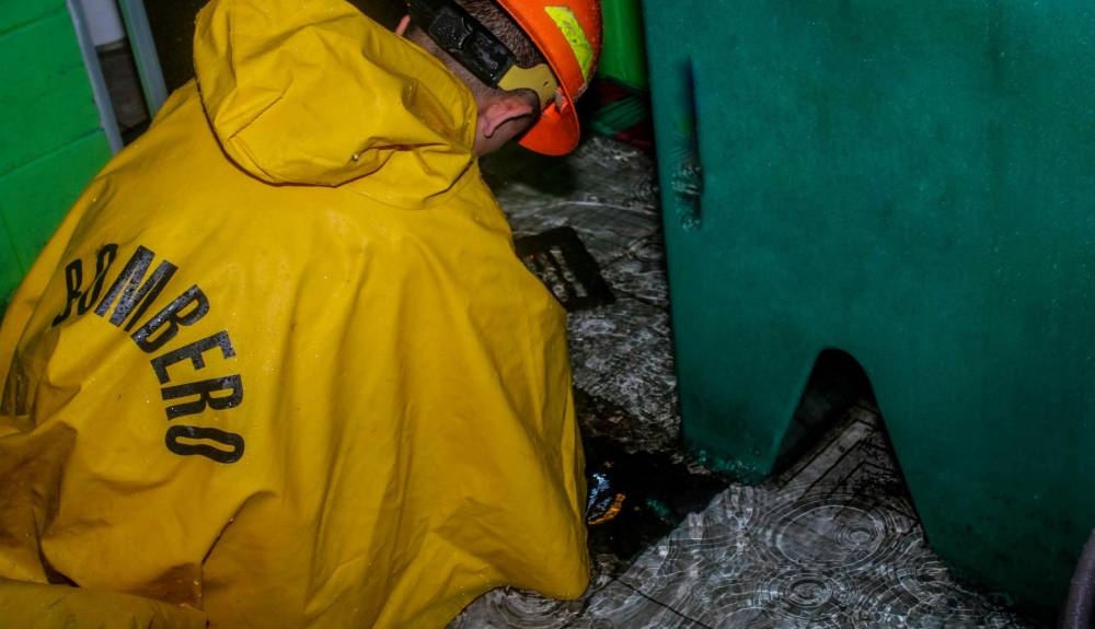 Lluvias dejan árboles caídos, inundaciones y derrumbes en diferentes puntos del país