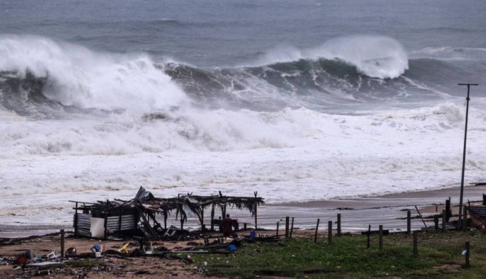 Dalila avanza y provoca lluvias intensas y oleaje elevado en el Pacífico mexicano