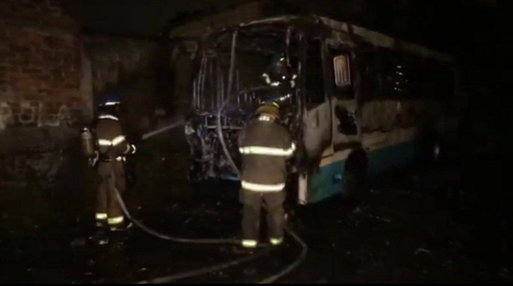 Un bus y un carro se incendian en Ayutuxtepeque