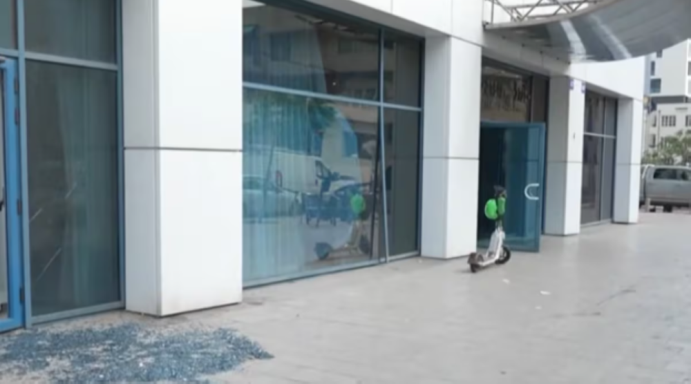 La sede de la Embajada de EE.UU. en Tel Aviv sufre «daños menores» por un impacto cercano