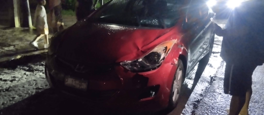 Carros y motocicleta chocan con una vaca en la Troncal del Norte