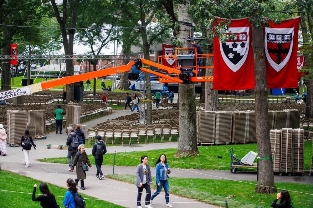 Juez pospone su decisión sobre el veto de Trump a estudiantes extranjeros en Harvard