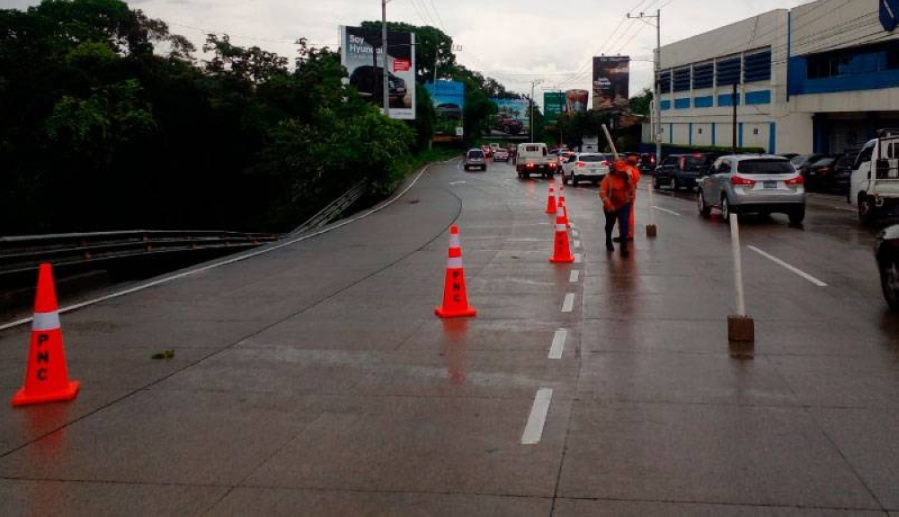Talúd colapsa en Antiguo Cuscatlán y Fovial cierra tramo