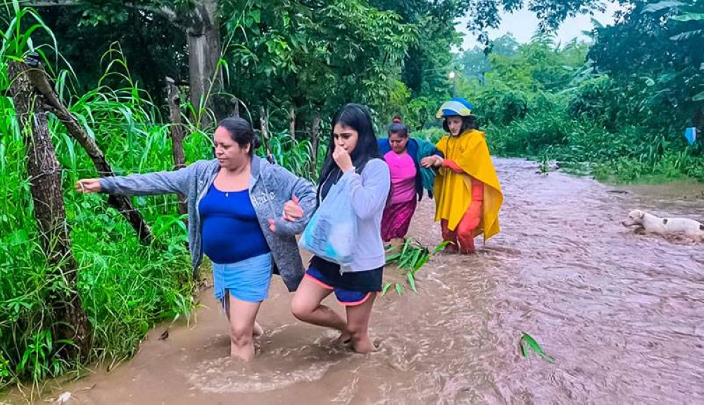 Reportan evacuaciones y derrumbes en Chalatenango