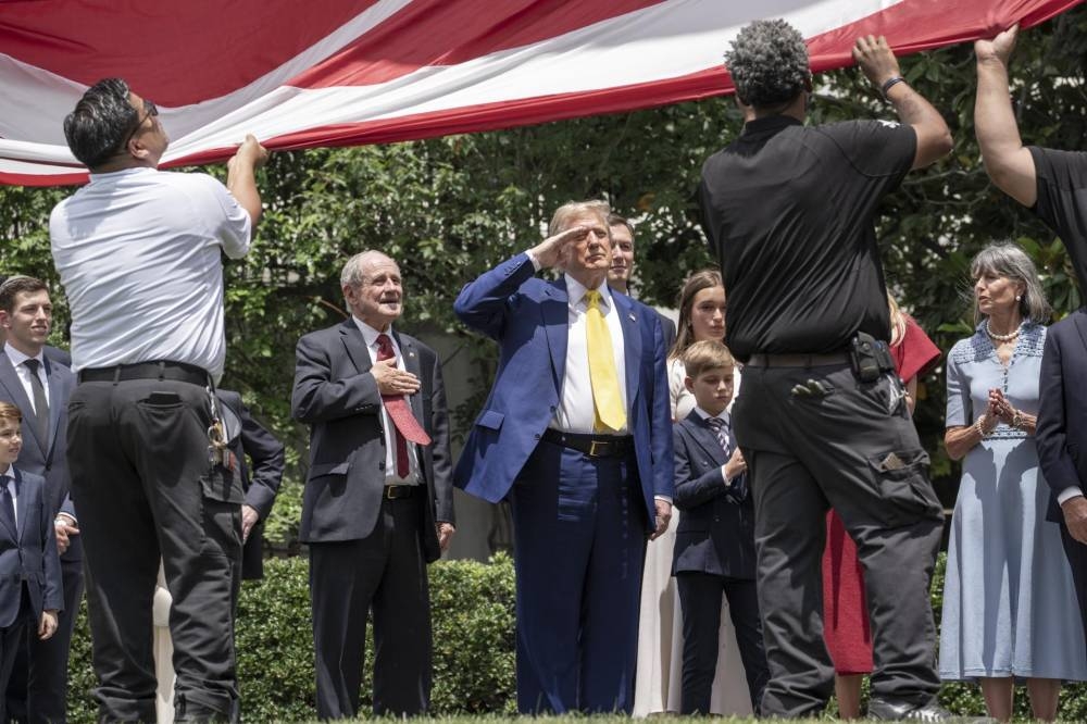 Trump hace instalar dos banderas gigantes de EE.UU. en los jardines de la Casa Blanca