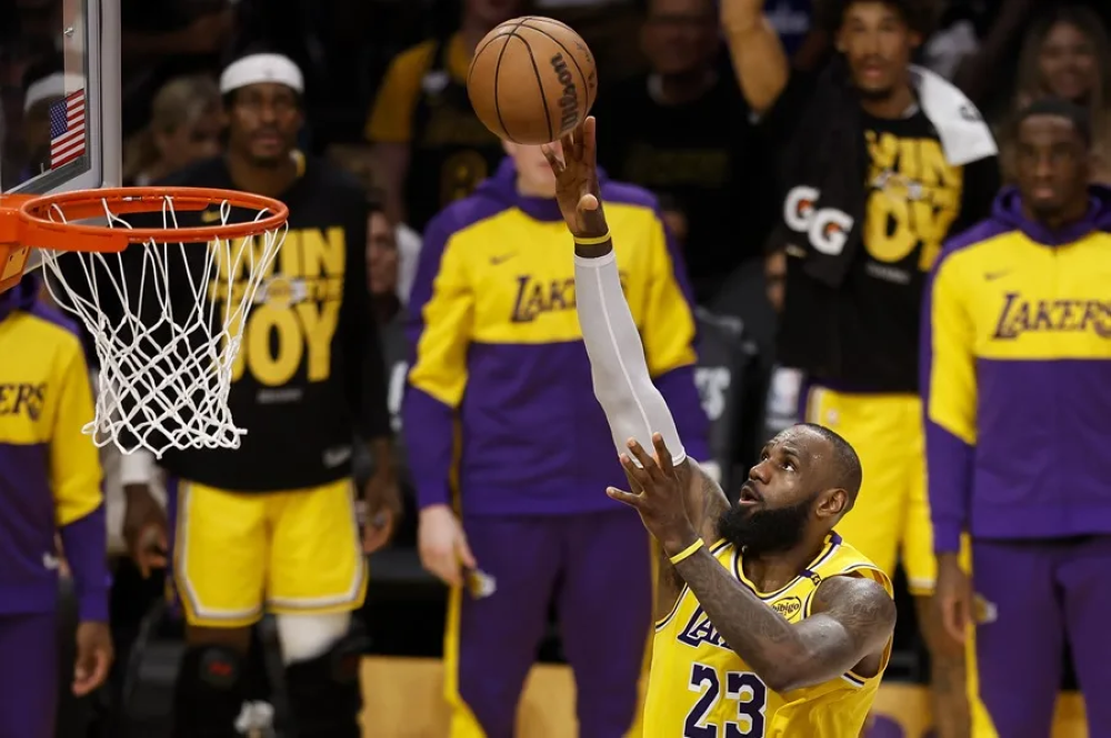Los Angeles Lakers, vendidos por 10.000 millones de dólares, una cifra récord en el deporte estadounidense