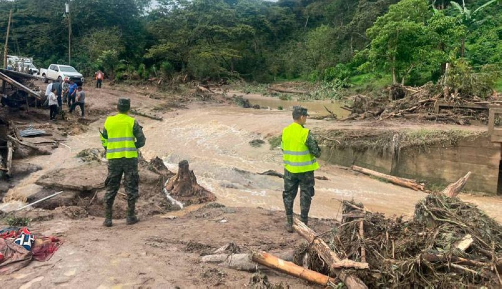 Las lluvias provocadas por el huracán Erick incomunican a miles de personas en Honduras