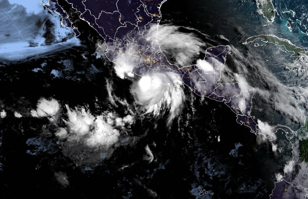 Huracán Erik alcanza categoría 4 antes de su inminente impacto en costas del sur de México