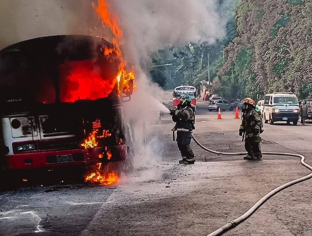 Incendio consume autobús en calle a Mariona, San Salvador
