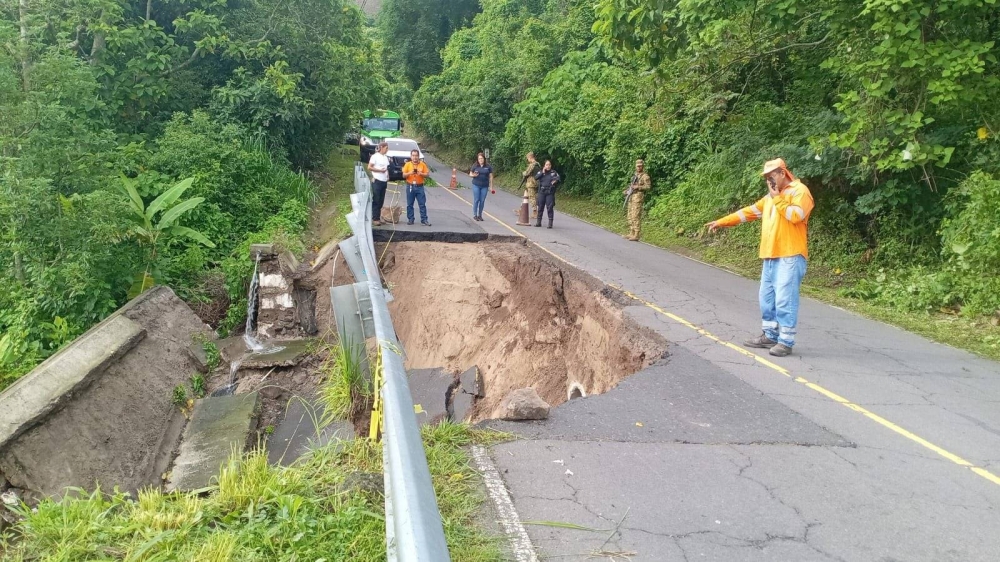 Fovial interviene cárcava en carretera Panorámica, en Cuscatlán