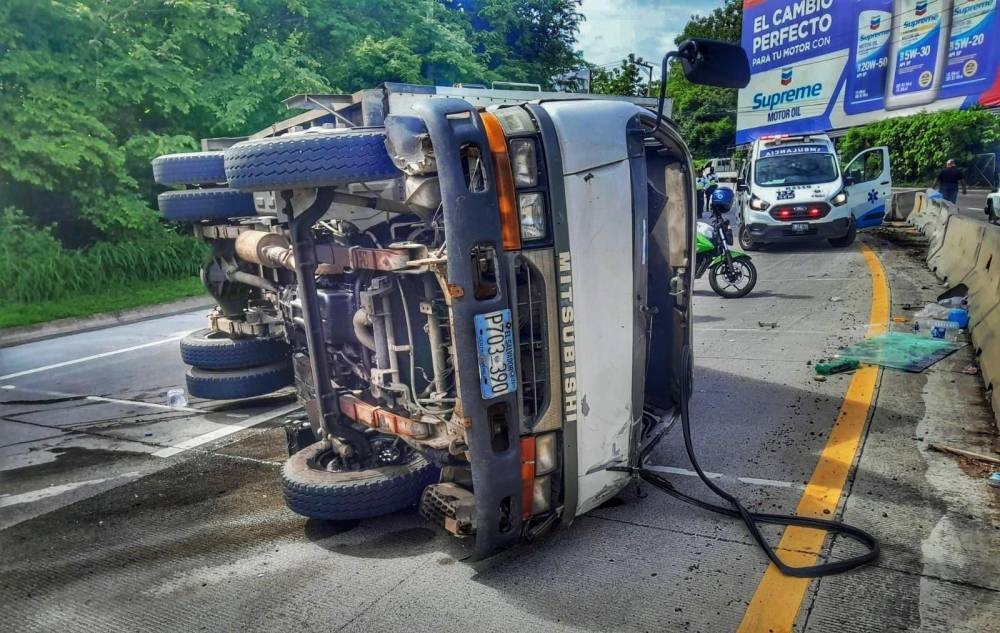 Camión volcó en la curva del Papaturro y dejó dos lesionados