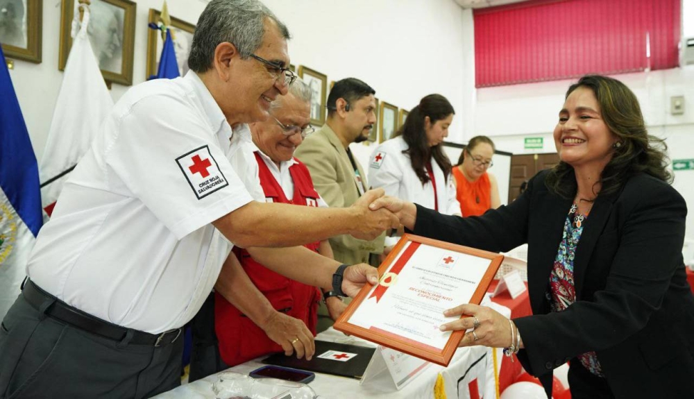 Cruz Roja reconoce a 125 salvadoreños donantes de sangre