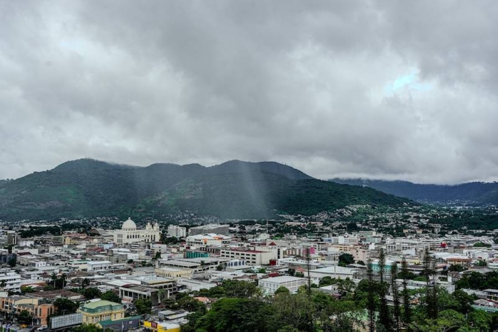 Prevén tormentas fuertes este domingo por onda tropical