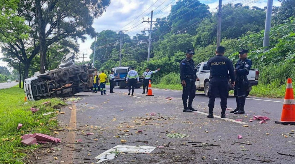 Camión choca contra un árbol y deja a conductor lesionado en carretera a Santa Ana