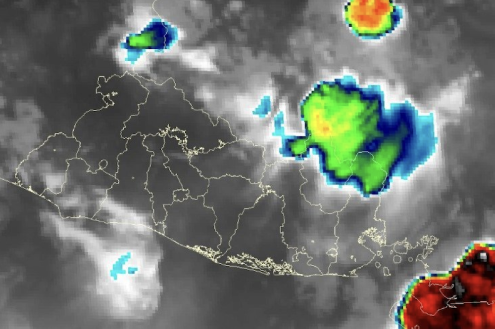 Persistirán lluvias en zonas volcánicas y costeras este martes