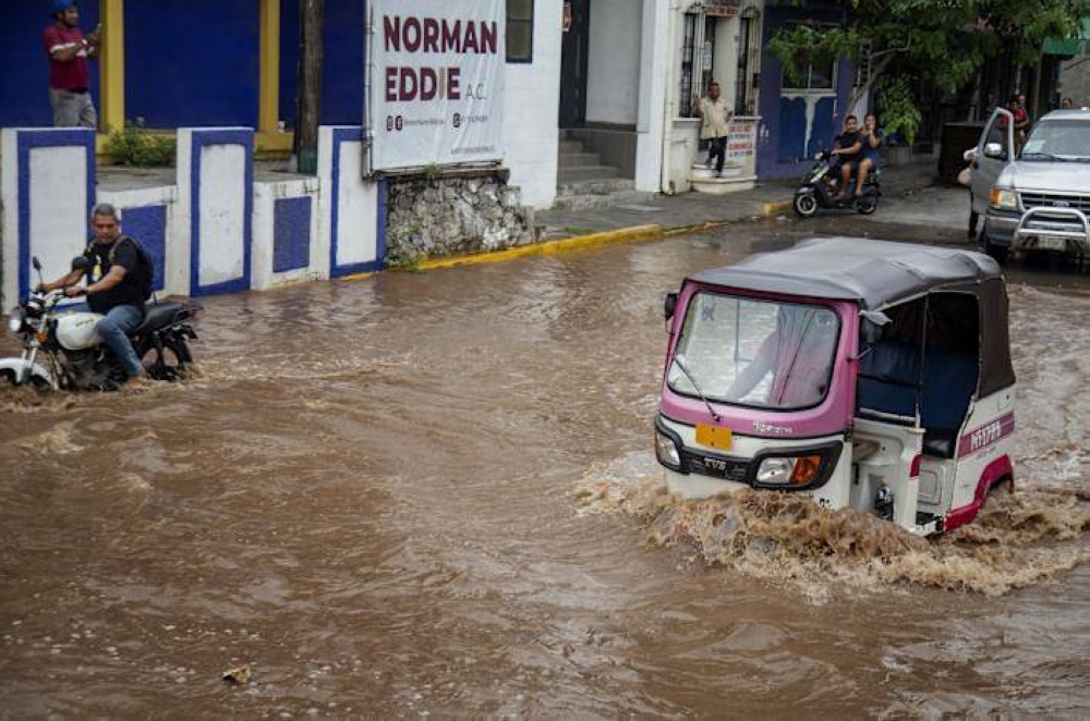 Huracán «Erick» dejó más de 26,000 viviendas y casi 300 escuelas afectadas en sur de México